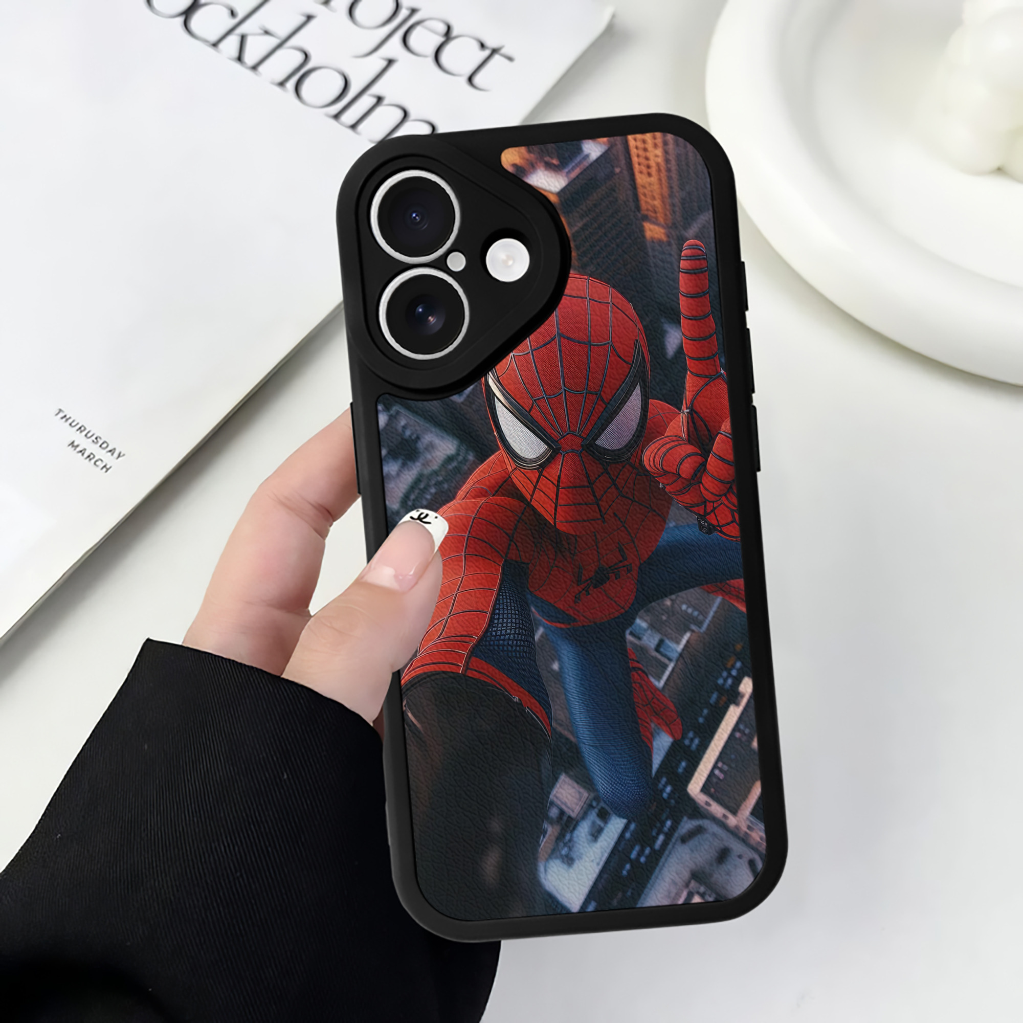 （画像用） Spider Man スパイダーマン 【iPhone 16シリーズ対応】シリコンスマホケース（レザー調） 材質：シリコン